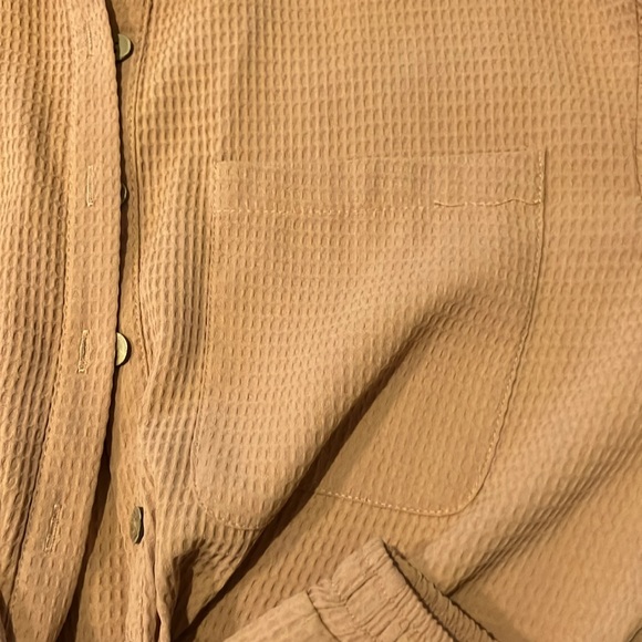 LISTICLE.  TWO PIECE SHORT SET. L/S BLOUSE AND SHORTS. SIZE MEDIUM. SALMON COLOR - Picture 5 of 11